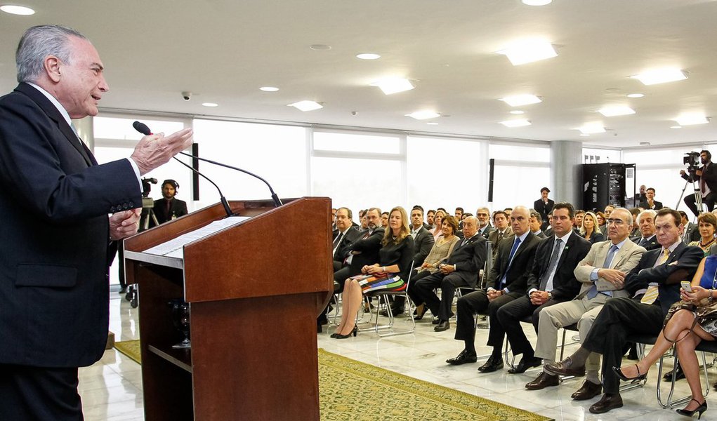 “A prática do golpe de Estado legal parece ser a nova estratégia das oligarquias latino-americanas. Após Honduras e Paraguai, foi a vez do Brasil”, aponta texto assinado por um grupo de intelectuais franceses; documento diz ainda que Dilma Rousseff está sendo deposta por políticos diretamente ligados aos escândalos de corrupção da Lava Jato e que a direita brasileira está querendo implantar uma agenda conservadora e neoliberal, ameaçando os ganhos sociais recentes no continente