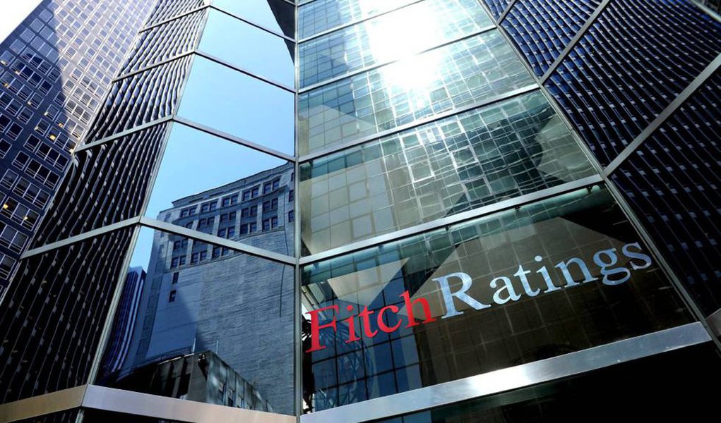 A agência de classificação de risco Fitch rebaixou, de novo, a nota de crédito nacional do estado do Rio de Janeiro a longo prazo, que é a capacidade de o estado quitar as dívidas com prazo de pagamento de mais de um ano; o Rio passou de A- para BB-, considerado mau pagador. Em maio, a nota de crédito nacional já tinha sido rebaixada de A para A-; segundo a Fitch, por causa das obras para a Copa do Mundo e da Olimpíada, o estado assumiu muitos contratos de crédito a longo prazo