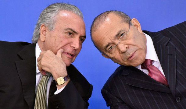 Diante das novas delações e gravações vazadas da Lava Jato, o governo interino de Michel Temer promete afastar nomes envolvidos no esquema de corrupção da Petrobras; “Na Lava Jato, se aparecer alguém do governo, já se sabe qual a posição do presidente: é que a pessoa deixe a equipe. Portanto, [o governo] não será atingido diretamente de nenhuma forma, fica preservado”, disse o ministro-chefe da Casa Civil; em outras medidas defendidas pelo governo interino estão a revisão das regras para exploração do pré-sal, a total abertura das empresas aéreas para grupos estrangeiros e a possível liberação da compra de terras por estrangeiros
