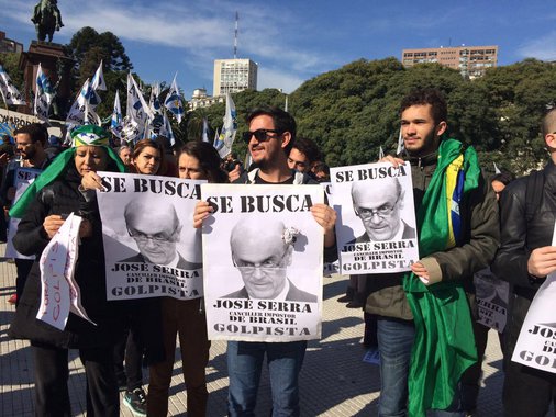Um grupo de mais de 100 psicólogas e psicólogos que participa do VI Congresso da União Latinoamericana de Entidades de Psicologia (Ulapsi) promove nesta sexta-feira, 10, uma manifestação em frente à Embaixada do Brasil em Buenos Aires; na ocasião, será entregue uma carta-protesto ao embaixador do Brasil em Buenos Aires, Everton Vieira Vargas, denunciando a quebra do pacto democrático na atual conjuntura política brasileira; rompimento do processo democrático no Brasil é reflexo da atualização de um projeto colonizador mais amplo de ameaça à democracia, que envolve os vários países da América Latina, fortemente influenciado por interesses econômicos internacionais, sobretudo dos Estados Unidos
