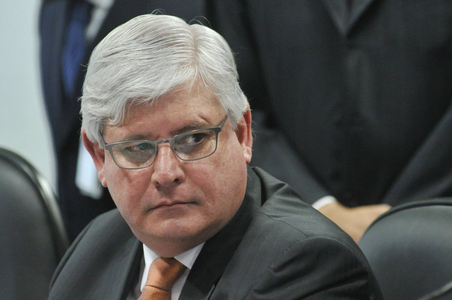 A informação foi publicada pela jornalista Vera Magalhães; segundo ela, haveria essa convicção dentro da própria Polícia Federal; depois do afastamento da presidente Dilma Rousseff, o procurador-geral da República já apresentou denúncias contra a cúpula do PMDB, o senador Aécio Neves (PSDB-MG) e também mirou contra o ex-presidente Lula; quando não sobrar mais ninguém, Janot poderá se apresentar ao Planalto?