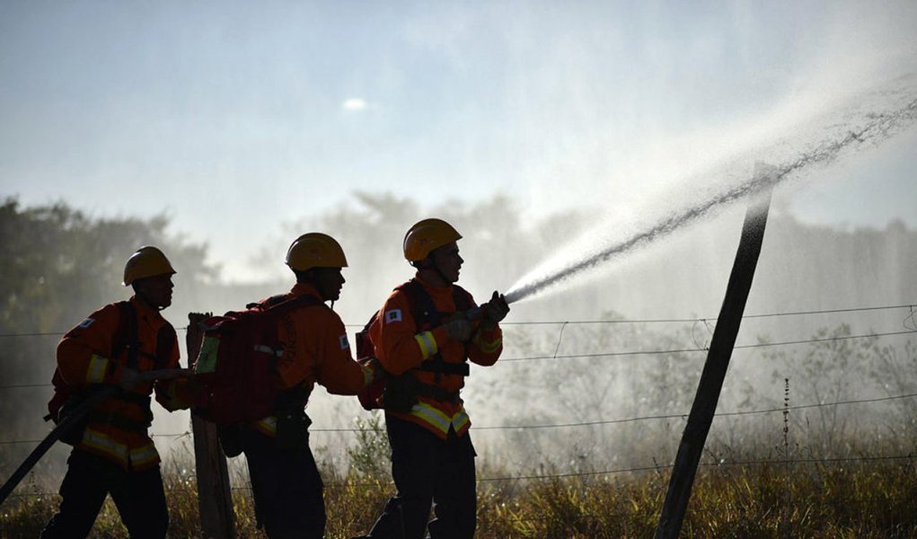 De janeiro a agosto, o fogo atingiu 126,7195 quilômetros quadrados (km²) do Cerrado brasiliense; para se ter ideia da proporção, a área equivale a 15 vezes o tamanho de Águas Claras, ou cerca de 126 mil campos de futebol oficial; no período, o Corpo de Bombeiros do Distrito Federal registrou 1.528 ocorrências de incêndio
 