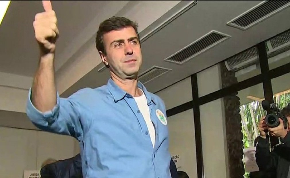 Assim como no primeiro turno, o candidato à prefeitura do Rio de Janeiro pela coligação "Mudar é Possível" (PSOL-PCB), deputado estadual Marcelo Freixo (PSOL), chegou à sessão de votação por volta das 10h, no Clube Paissandu, no Leblon; "Foi uma campanha que devolveu a alegria da política: as praças lotadas, a juventude voltando a acreditar", disse ele que voltou a pedir aos indecisos que não votem nulo: "Ontem diminuímos dez pontos de diferença e é muito importante que, neste momento, aquele que não se decidiu, não anule nesse momento tão importante para a cidade e que dê uma oportunidade à democracia"