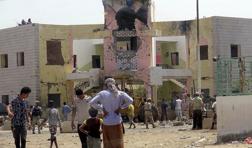 Hhomem-bomba matou ao menos 54 pessoas ao bater um carro cheio de explosivos em um complexo de uma milícia em Áden, em um dos piores ataques reivindicados pelo Estado Islâmico na cidade portuária do sul do Iêmen; pelo menos outras 67 pessoas ficaram feridas no ataque realizado no bairro de Mansoura; ataque teve como alvo um complexo escolar onde recrutas dos Comitês Populares, forças aliadas ao presidente Abd-Rabbu Mansour Hadi, estavam reunidos para um café da manhã