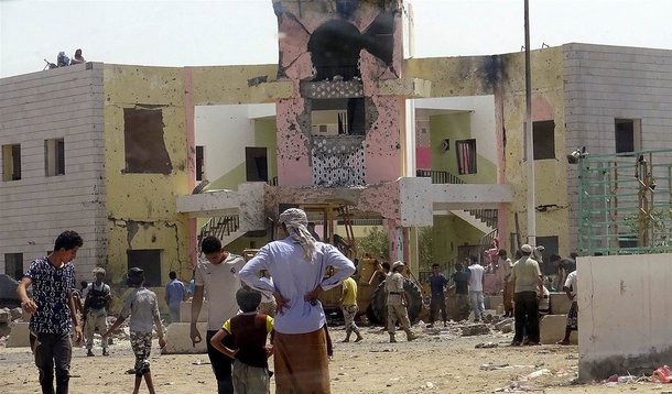 Hhomem-bomba matou ao menos 54 pessoas ao bater um carro cheio de explosivos em um complexo de uma milícia em Áden, em um dos piores ataques reivindicados pelo Estado Islâmico na cidade portuária do sul do Iêmen; pelo menos outras 67 pessoas ficaram feridas no ataque realizado no bairro de Mansoura; ataque teve como alvo um complexo escolar onde recrutas dos Comitês Populares, forças aliadas ao presidente Abd-Rabbu Mansour Hadi, estavam reunidos para um café da manhã