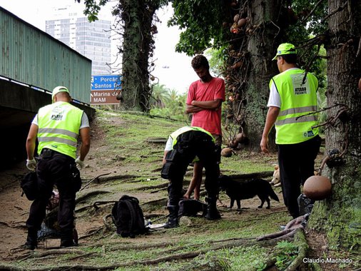 A Operação Segurança Presente, uma parceria entre o governo do estado e a Fecomércio, que representa os interesses de todo o comércio de bens, serviços e turismo do estado e investiu R$ 44 milhões de recursos próprios no programa, está causando polêmica; um dos questionamentos é que o programa não estimula a política de segurança como um todo, mas sim privilegia áreas escolhidas pelos empresários; patrulhamento é feito em três pontos específicos da cidade do Rio de Janeiro: Aterro do Flamengo, Lagoa Rodrigues de Freitas e a partir desta semana nas ruas do Centro; agentes da Operação são policiais da ativa no contra-turno, da reserva ou jovens que saíram das Forças Armadas