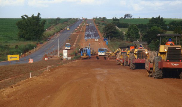 O governo do Maranhão divulgou nota lamentando que a rodovia federal esteja sendo cenário de episódios lamentáveis, como a morte de oito pessoas; de acordo com o texto, a obra "se arrasta há mais de quatro anos, em ritmo absurdamente lento" e "ao longo desse tempo, as lideranças do Maranhão pediram prioridade à obra"; "Em janeiro de 2016, o Governo do Estado inclusive se dispôs a assumir a gestão da obra, para concluí-la. O que acabou por não ser aceito pelo Governo Federa", disse