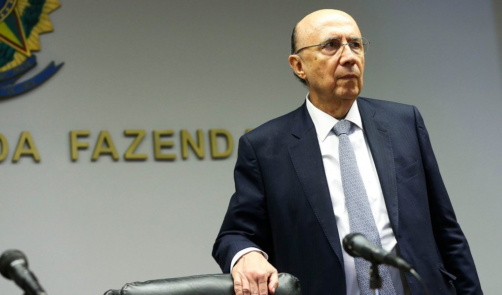 Os dez senadores do PT decidiram não ir ao jantar que será realizado na noite desta terça (28), pelo presidente do Senado, Renan Calheiros para o ministro da Fazenda, Henrique Meirelles; "Não vamos ao jantar porque não reconhecemos o governo interino como legítimo", afirmou o senador Lindbergh Farias (PT-RJ), oficializado nesta terça como líder da oposição no Senado