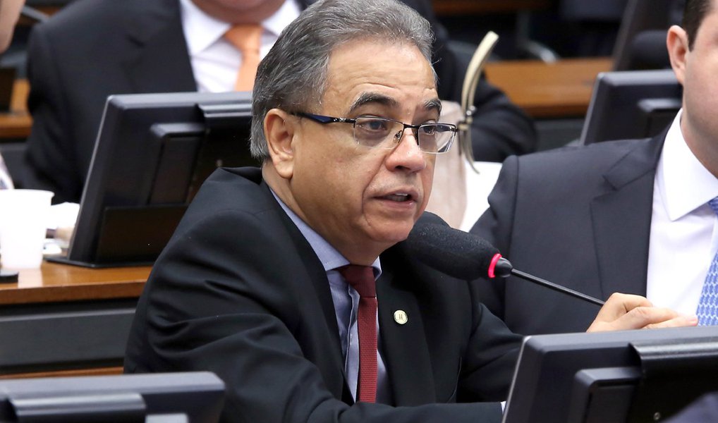 O deputado Ronaldo Fonseca (PROS-DF) foi escolhido hoje (27) para ser o relator do recurso de Eduardo Cunha (PMDB-RJ) na Comissão de Constituição e Justiça (CCJ) questionando os procedimentos do Conselho de Ética que aprovou a cassação do mandato do presidente afastado da Câmara por 11 votos a 9; Fonseca foi escolhido pelo presidente do colegiado, Osmar Serraglio (PMDB-PR), e substituirá o deputado Elmar Nascimento (DEM-BA), até então relator dos recursos de Cunha na CCJ e que renunciou à função no último dia 15; Evangélico da Assembleia de Deus, Fonseca é considerado aliado de Cunha
 