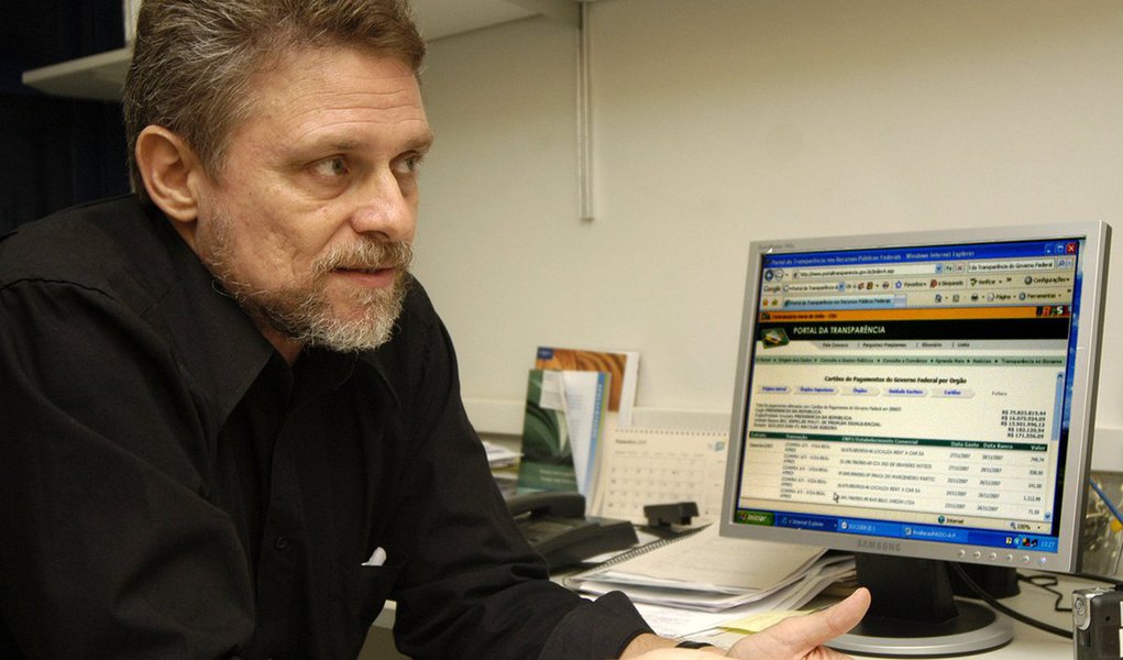 O grande número de ausentes, de votos nulos e votos em branco verificado no primeiro turno da eleição do Rio poderá ser ainda maior no segundo turno; a análise é do cientista político Ricardo Ismael, da PUC-Rio, que destaca a ausência de candidatos a vereador e o menor número de candidatos a prefeito como fatores que podem tornar o pleito menos atraente; “Por um lado, não tem mais eleição para vereador. No caso do Rio, eram 1.542 candidatos. Eles puxavam votos e mobilizavam. Há também uma redução no número de candidatos a prefeito, que são dois. Os eleitores dos que não passaram para o segundo turno podem ter pouca motivação para votar nos remanescentes. Geralmente, abstenção, branco e nulo no segundo turno é maior”, diz Ismael