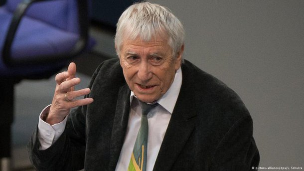 Vários legisladores questionaram a legitimidade do processo que tirou do poder a presidente Dilma Rousseff em debate realizado nesta quinta-feira 20; apenas a legenda da primeira-ministra, Angela Merkel, foi contra assinar uma moção de repúdio à cassação; "O novo presidente, que considero ilegal, anunciou primeiramente o congelamento das despesas públicas por 20 anos e, dessa maneira, economizará com educação e direitos sociais mais de centenas de bilhões", discursou o deputado da legenda A Esquerda Wolfgang Gehrcke