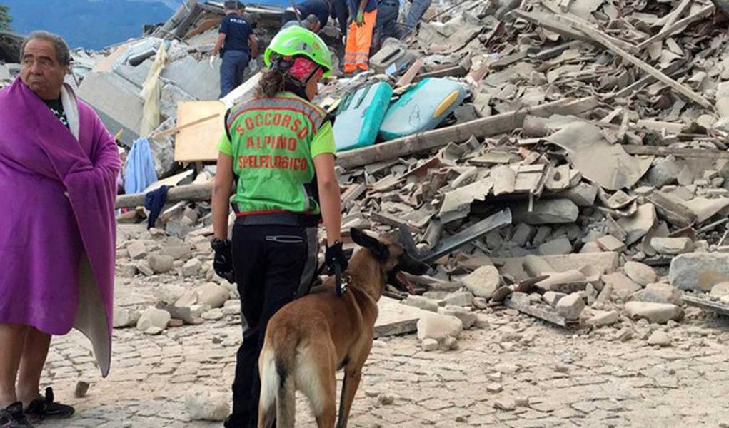 POr meio de nota, o Miistério das Relações Exteriores disse que "o governo brasileiro tomou conhecimento, com pesar, do forte terremoto que atingiu a região central da Itália na madrugada desta quarta-feira, causando dezenas de vítimas fatais e significativa destruição material, principalmente na cidade de Amatrice; até o momento, não há registro de brasileiros entre as vítimas