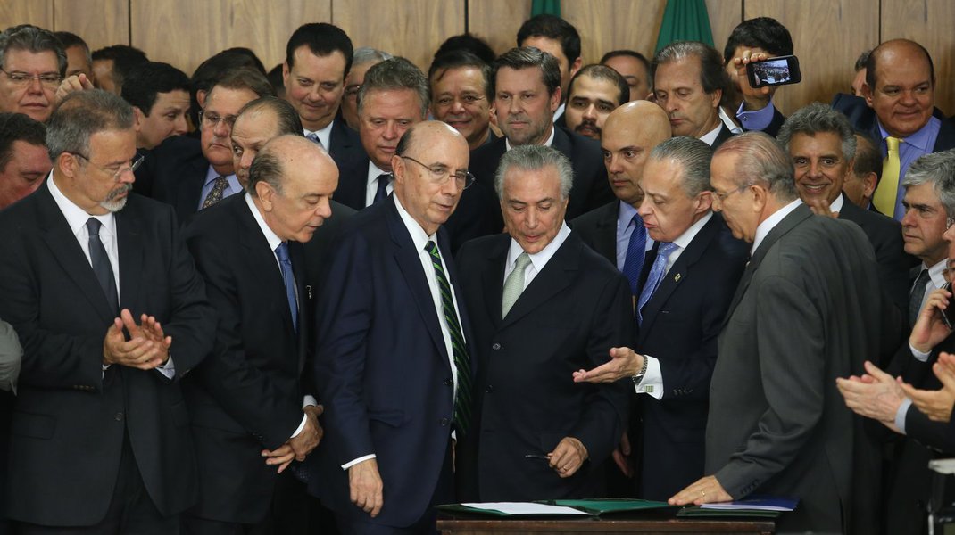 "O certo é que ninguém mais dá muito tempo de sobrevivência a Michel Temer. Enquanto possibilitar as ações devastadoras de privatização do patrimônio nacional – já se anunciam ofertas pela BR Distribuidora -, de quebra dos direitos dos trabalhadores, de diminuição drástica dos recursos para políticas sociais, de retomada do Estado mínimo e da centralidade do mercado, Temer serve. Se as instabilidades do seu (des)governo continuarem a dar a pauta política nacional e as próximas denúncias – especialmente as da Odebrecht – passarem a afetar até mesmo a maioria do governo no Congresso, Temer terá se tornado inservível", analisa Emir Sader, colunista do 247; "Conseguirá o golpismo sobreviver ao interino?", pergunta ele