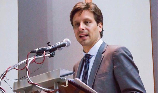 O ministro das Relações Exteriores do Equador, Guillaume Long, afirmou nesta quarta (29) que seu país "avaliará" as relações diplomáticas com o Brasil caso a presidente Dilma Rousseff seja definitivamente afastada do poder ao fim do processo de impeachment de que é alvo; "As relações bilaterais se mantêm por enquanto normalmente e esperaremos o resultado do ‘impeachment’. Uma vez que saia o resultado, avaliaremos as relações diplomáticas", disse Long