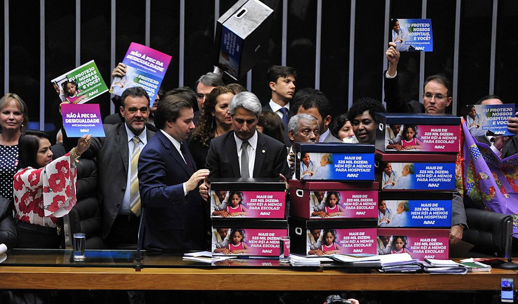 Parlamentares de oposição entregaram ao presidente da Câmara, Rodrigo Maia, um abaixo-assinado com cerca de 330 mil assinaturas contra à PEC 241/16, que limita o crescimento dos gastos públicos à inflação por 20 anos; ato foi convocado pelo líder da Rede, deputado Alessandro Molon (RJ) que disse que a intenção é demonstrar o descontentamento com a proposta e tentar, por meio dos destaques, preservar os investimentos nas áreas sociais, especialmente saúde e educação