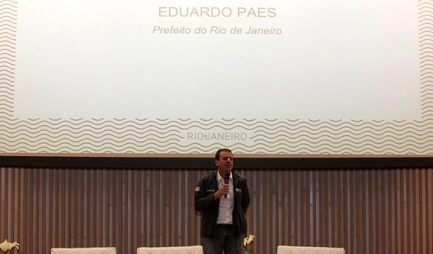O prefeito do Rio de Janeiro, Eduardo Paes, anunciou que a cidade terá mais um dia de feriado por conta dos Jogos Olímpicos; antes do anúncio da quinta-feira, já estavam previstos que os dias 5, 18 e 22 também fossem feriados; em coletiva de imprensa no Rio Media Center, Paes admitiu que o município sofreu com congestionamentos desde segunda-feira por conta da implantação da faixa olímpica