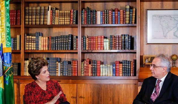 "O golpe e a perseguição mesquinha contra Dilma provocaram uma comoção nacional, um abraço de solidariedade amplo. Do seu lado, Dilma retribuiu abrindo-se ao público de uma maneira que jamais ousou em seus tempos de presidente. Por todos esses fatores, a ideia de lançar uma Carta aos Brasileiros, expondo um conjunto de princípios, poderá se constituir em um episódio da mais alta relevância política, e se constituir no primeiro lance com vistas às próximas eleições gerais", diz Luis Nassif