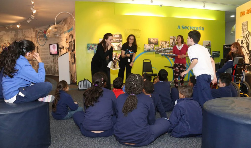O Memorial da Inclusão, na zona oeste paulistana, recebe o espetáculo e exposição 3x4: A Menina do Retrato; o trabalho reúne diversas linguagens para poder ser acessível ao maior público possível, especialmente pessoas com deficiência; “A gente pode chamar essa trabalho de arte híbrida. A intenção é mostrar para um público maior, especialmente pessoas com deficiência, para que tenham acesso ao conteúdo do espetáculo”, diz a idealizadora do projeto, Daniella Forchetti