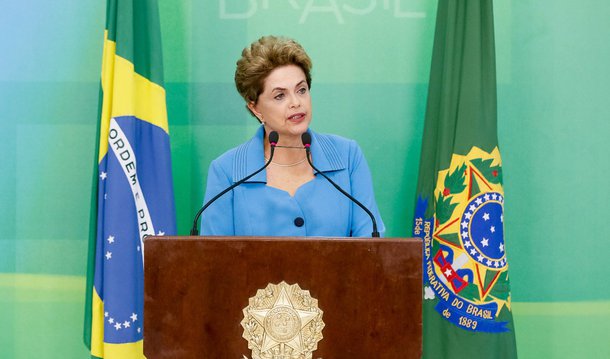 O presidente da comissão de impeachment do Senado, Raimundo Lira (PMDB-PB), decidiu nesta terça-feira (26) prorrogar em um dia o prazo para que a defesa da presidente eleita Dilma Rousseff entregue as alegações finais na fase intermediária do processo que a petista enfrenta; o prazo inicial para a entrega da defesa se encerraria nesta quarta (27), mas agora Dilma terá até as 18h30 desta quinta (28) para entregar o documento; a defesa da presidente havia pedido ampliação de dois dias