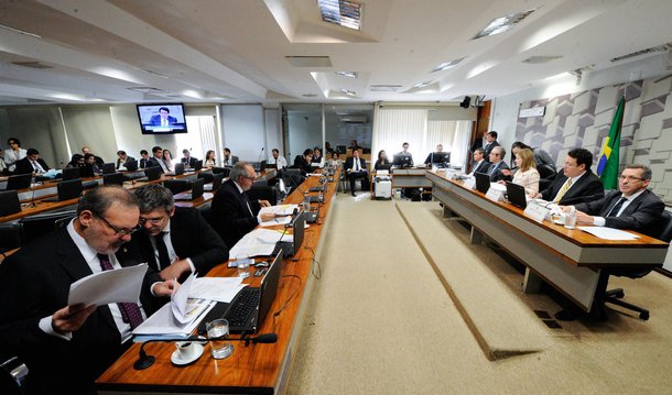 O Senado aprovou nesta terça (5) as indicações presidenciais para quatro diretorias do Banco Central; o administrador Reinaldo Le Grazie foi aprovado para a Diretoria de Política Monetária; o atual procurador-geral do BC, Isaac Sidney Menezes Ferreira, foi aprovado para a Diretoria de Relacionamento Institucional e Cidadania; o economista Tiago Couto Berriel, assumirá a diretoria de Assuntos Internacionais e de Gestão de Riscos Corporativos e o economista Carlos Viana de Carvalho foi aprovado para a diretoria de Política Econômica; os quatro passaram por sabatina hoje mais cedo na Comissão de Assuntos Econômicos do Senado, onde também foram aprovados