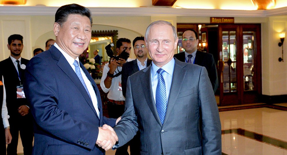 Em meio a crescentes tensões internacionais, os presidentes da Rússia e da China, Vladimir Putin e Xi Jinping, discutiram neste sábado (15), às margens da Cúpula dos BRICS em Goa, a possibilidade de resolução da crise na Síria e a adoção de uma posição conjunta sobre o terrorismo