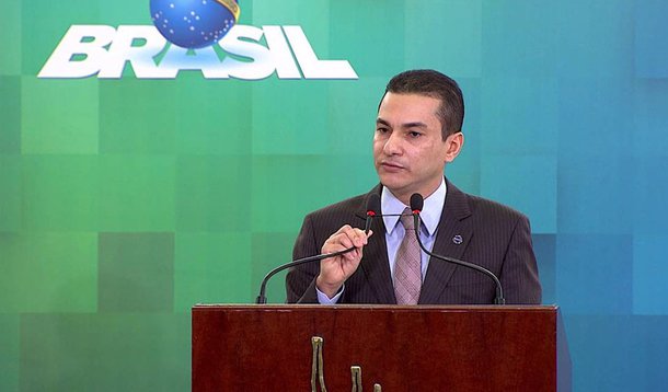 Brasil deverá recorrer à Organização Mundial do Comércio (OMC) contra a decisão dos Estados Unidos de elevar taxas sobre importações de aço laminado do país"; A minha disposição é que a gente vá à OMC", disse o ministro da Indústria, Comércio Exterior e Serviços (MDIC), Marcos Pereira; na avaliação dos EUA, o aço laminado a frio brasileiro está sendo subsidiado por programas de promoção às exportações como o Reintegra, que ressarce resíduos tributários na cadeia de produção aos exportadores