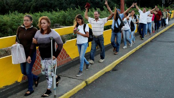 Milhares de venezuelanos se deslocaram até a fronteira do país com a Colômbia para comprar alimentos e remédios na nação vizinha, aproveitando mais uma abertura temporária da fronteira neste fim de semana; a decisão do governo venezuelano de suspender a proibição de entrada e saída na fronteira com a Colômbia, mantida desde o ano passado, animou muita gente que vive a centenas de quilômetros da fronteira a viajar para entrar em território colombiano e se abastecer com itens de necessidade básica, difíceis de serem obtidos na Venezuela há meses