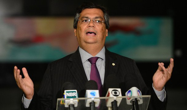 O governador do Maranhão, Flávio Dino (PCdoB), afirmou em reunião dos governadores com o presidente interino Michel temer, no Palácio do Planalto, nesta segunda-feira 20, não ver motivo para o Rio de Janeiro ser privilegiado na renegociação das dívidas dos estados; o Rio vai receber um socorrer de R$ 3 bilhões; “A calamidade pública no Rio de Janeiro não é maior do que a que vivemos no Maranhão depois de 50 anos sob administração do Sarney”, argumentou