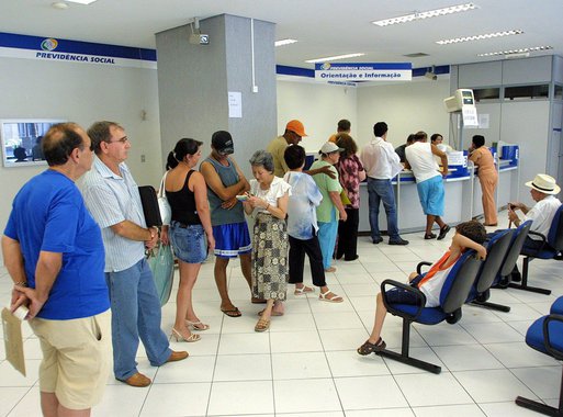 Cerca de 45% dos benefícios de auxílio-doença previdenciário e auxílio-doença acidentário concedidos pelo INSS em maio de 2015, nas áreas rural e urbana do país, apresentam indícios de pagamento indevido; inicialmente, o governo divulgou que havia suspeitas de irregularidade em 81% dos benefícios, mas corrigiu a informação nesta terça-feira; o levantamento foi feito pelo Ministério da Transparência, e constatou que de 1,6 milhão de pessoas beneficiadas, 721 mil tinham o benefício mantido por mais de dois anos; 2,6 mil foram diagnosticados com doenças que não geram incapacidade; e que a situação de 77 mil segurados, por lei, previa o retorno ao serviço em menos de 15 dias