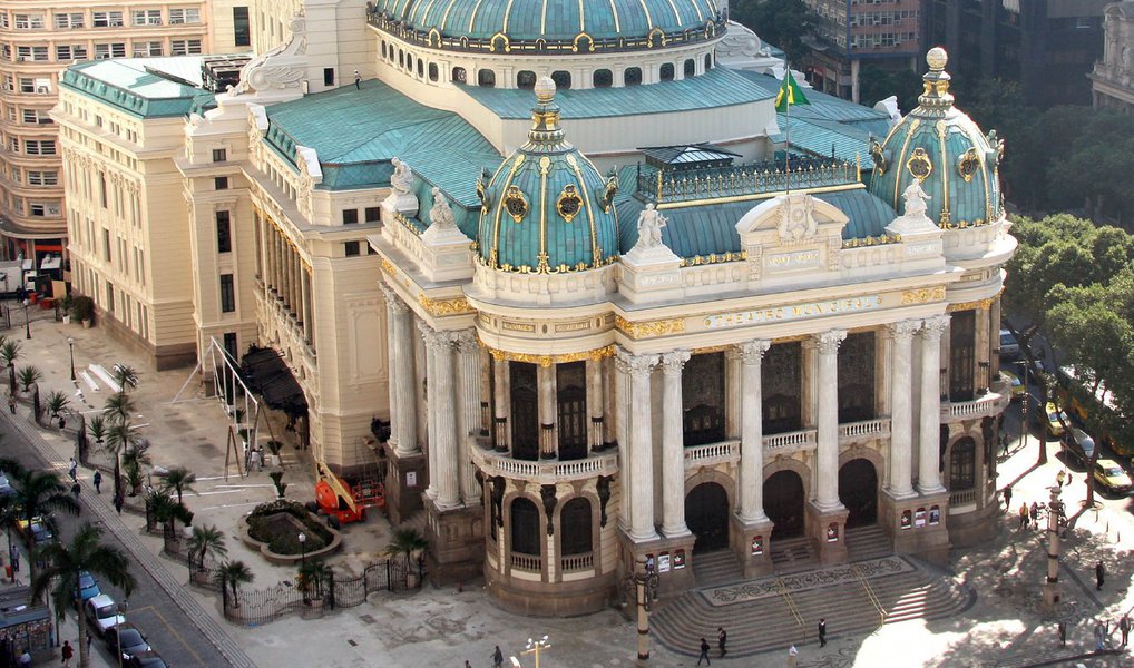 A estreia da ópera Orfeu e Eurídice, de Gluck, no Theatro Municipal do Rio de Janeiro, prevista para domingo (3), foi adiada; a confirmação é do diretor artístico do Theatro Municipal, André Cardoso, que disse não haver ainda nova data para o espetáculo; o motivo foi a suspensão dos ensaios pelo corpo artístico do teatro, desde a última quinta (23), por causa do atraso nos salários dos funcionários, vinculados ao governo estadual, que decretou estado de calamidade pública por causa da crise financeira
 