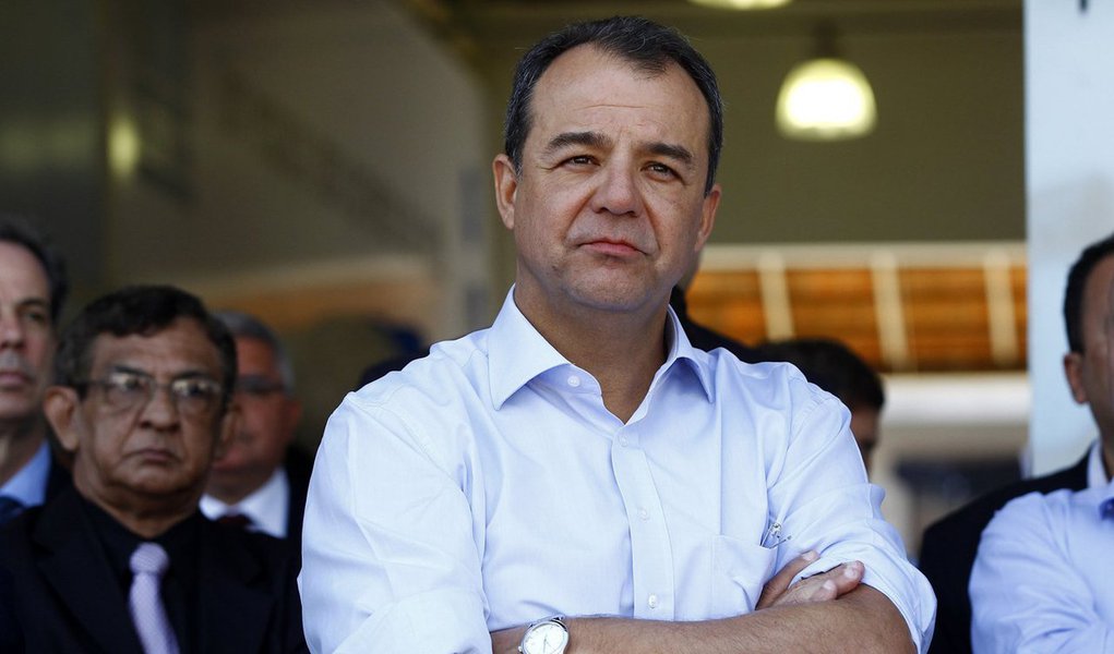 Em manifestação no âmbito da operação Saqueador, o Ministério Público Federal afirmou que o ex-governador do Rio Sérgio Cabral (PMDB) "apadrinhou" o esquema de desvios de recursos públicos por meio de contratos da construtora Delta Engenharia, do empresário Fernando Cavendish; "As investigações produziram fortes elementos que apontam para a existência de gigantesco esquema de corrupção de verbas públicas no Rio de Janeiro, que contou, inclusive, com o apadrinhamento do então governador de Estado Sérgio Cabral"