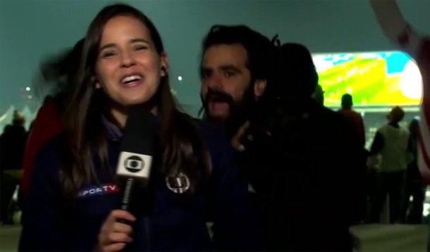 Torcedores invadiram a transmissão ao vivo do jornal SPTV da Rede Globo, e pediram Fora Temer; o fato aconteceu nesta quinta (10), durante link com o jogo entre Nigéria e Colômbia, na Arena Corinthians, em SP, pelas Olimpíadas 2016 