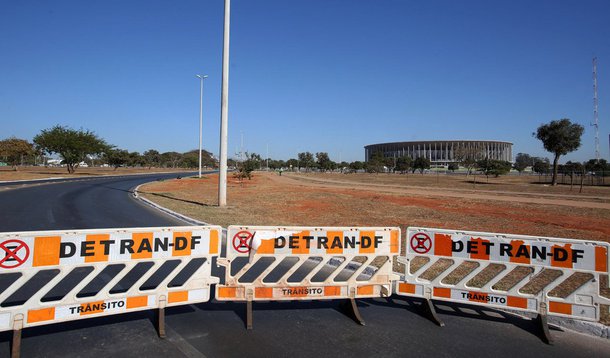 Desta terça-feira (9) até sábado (13), Brasília recebe mais seis jogos de futebol da Olimpíada. Nesse período — com exceção apenas de quinta-feira (11), quando não há partidas na cidade — o trânsito na área próximo ao Estádio Nacional de Brasília Mané Garrincha passará por bloqueios desde às 9 horas até duas horas após o fim da última disputa do dia; stacionamentos dentro do perímetro de segurança e áreas estratégias, como as vias ao redor da arena, serão fechados a 0 hora