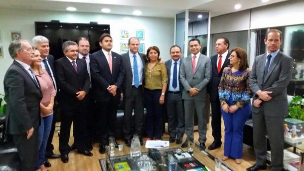 Uma delegação formada por gestores da Secretaria de Estado da Saúde (SES), deputados federais e estaduais esteve com o ministro da Saúde, Ricardo Barros, em Brasília/ durante o encontro, o secretário da Saúde do Governo do Maranhão, Carlos Lula, apresentou um estudo apontando que o estado deixou de receber R$ 8 bilhões desde que foi implementado o SUS, no final dos anos 80; “Estamos R$ 45,06 abaixo da média nacional de investimento federal em saúde”