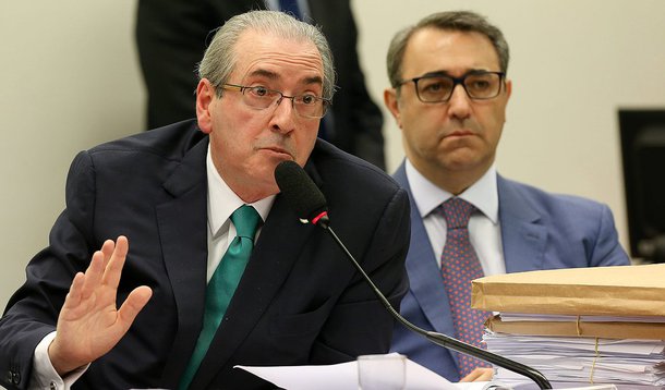 A Comissão de Constituição e Justiça e de Cidadania (CCJ) da Câmara não alcançou o quórum mínimo de 34 deputados e adiou pela terceira vez a decisão sobre o relatório de Arthur Lira (PP-AL), em resposta à consulta sobre o rito de cassação de parlamentares; parecer pode mudar o futuro político de Eduardo Cunha, julgado há oito meses pelo Conselho de Ética