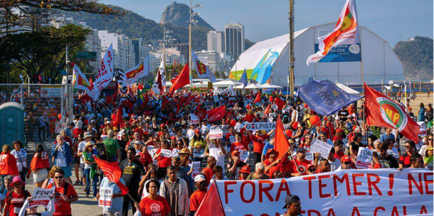 "A democracia brasileira está pendente entre as votações restantes no Senado e a vontade amplamente majoritária do povo brasileiro de reafirmar a democracia, rejeitar o governo golpista de Michel Temer e desejar retomar o destino do pais nas suas mãos", diz o colunista Emir Sader; "As pesquisas que saíram no mesmo dia das manifestações consolidam a rejeição do governo golpista e dos seus projetos de desmonte do pais e dos direitos dos brasileiros. Na maior concentração de meios de comunicação que o Brasil ja viveu, as demonstrações forma globalizadas, em Copacabana e no Maracanã, dando o tamanho de um personagem medíocre e ridículo, assustado diante do povo e das suas vaias, e a alegria do povo nas ruas, espontânea e vibrante"