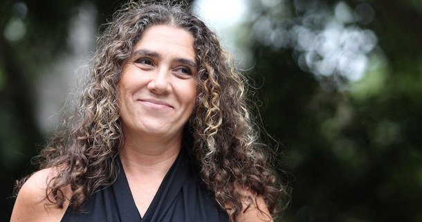 Festival de Cinema Latino-americano de São Paulo tem como destaque a produção feminina cinematográfica regional e homenageia a cineasta paulista Anna Muylaert, que dirigiu o recente sucesso Que Horas ela Volta; serão exibidos 23 títulos da diretora e roteirista, inclusive trabalhos do início de sua carreira, que são de rara circulação; além disso, o curador e criador do festival, João Batista de Andrade, conta que a proposta do evento é abrir as portas para novidade; "O festival tem uma série de novidades: tem uma mostra muito grande do cinema mexicano – comédias e dramas mexicanos; tem uma mostra muito grande do cinema contemporâneo latino-americano e tem uma coisa especial que são as mulheres que estão passando por trás da câmera", destaca