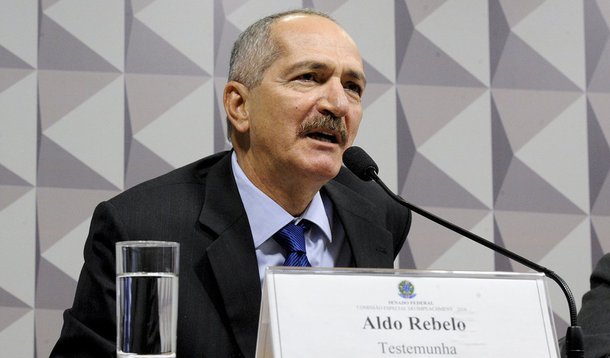 Ex-ministro da Defesa, Aldo Rebelo informou aos senadores da Comissão Especial do Impeachment, nesta terça-feira, 28, nunca ter sido advertido por técnicos do Tribunal de Contas da União (TCU) sobre os créditos suplementares que beneficiaram sua pasta; Rebelo, que também foi ministro da Ciência e Tecnologia em 2015, lembrou que naquele ano, o Ministério só conseguiu executar R$ 3 bilhões dos R$ 7 bilhões autorizados pelo Congresso, o que mostra que os créditos suplementares estavam sujeitos ao contingenciamento; "Não vejo o ano de 2015 poder ser caracterizado como um ano de desajuste das contas públicas, de exagero ou frouxidão nos gastos do Executivo. Não foi isso que eu testemunhei"