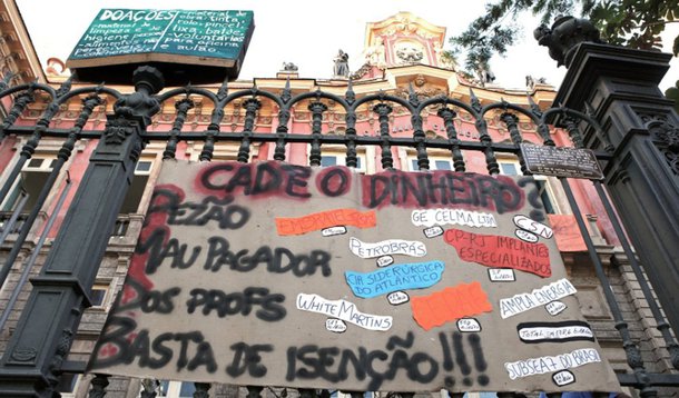 A Justiça fluminense determinou a reintegração de posse da sede da Secretaria Estadual de Educação do Rio de Janeiro, que está ocupada desde o dia 30 de maio por manifestantes; a decisão liminar foi da juíza Glória Heloiza Lima da Silva, da 2ª Vara da Infância, Juventude e Idoso da Capital; segundo a magistrada, a sede da secretaria tem a natureza de bem de domínio público, tornando-a pertencente a todos e não apenas a um grupo de pessoas; além disso, de acordo com a juíza, as escolas anteriormente ocupadas por alunos já retomaram as aulas