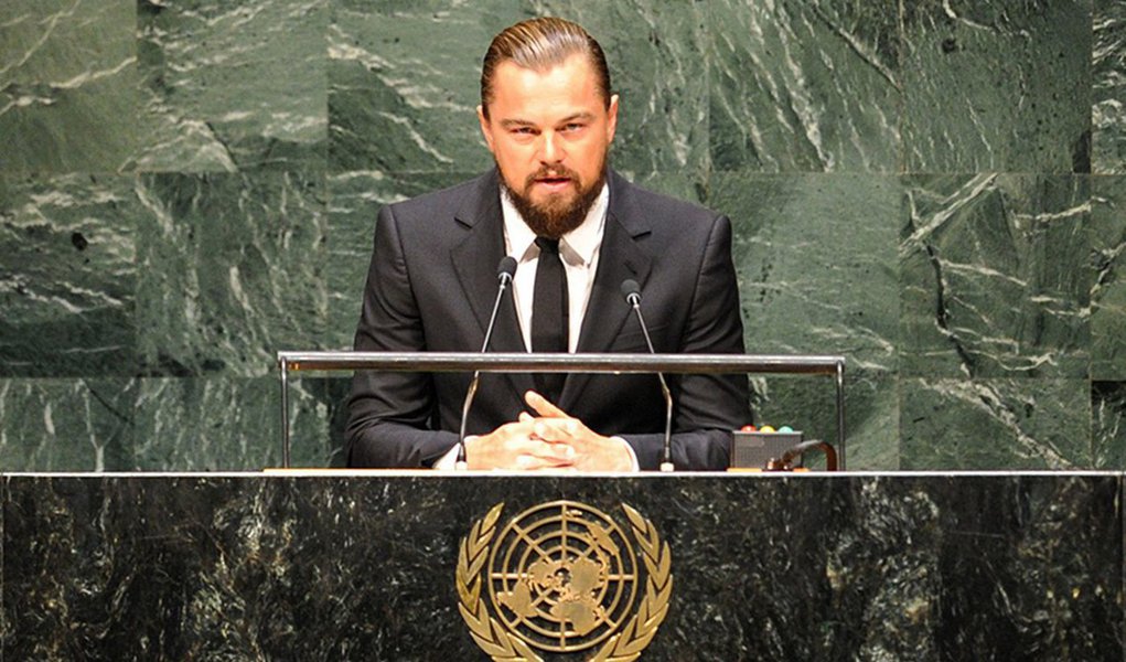 Fundo ambientalista suíço Bruno Manser Fund exigiu em uma conferência de imprensa em Londres que o ator Leonardo DiCaprio abandone o seu cargo de Mensageiro de Paz das Nações Unidas para as Mudanças Climáticas por acusações de corrupção; segundo a revista Hollywood Reporter, DiCaprio e sua organização de caridade teria recebido milhões de dólares da 1MDB, empresa malaia que financiou o filme "O Lobo de Wall Street", estrelado por ele; investigada pelo Departamento de Justiça dos EUA, a 1MDB é acusada de contribuir para o desmatamento na Malásia