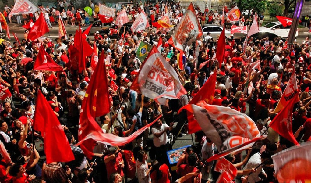 As trevas propostas pelo governo Temer levam as pessoas a uma inevitável comparação entre os que foram vítimas de um golpe de estado devido aos seus compromissos populares e a quadrilha que assaltou o governo sem um voto sequer para acabar com os direitos do povo