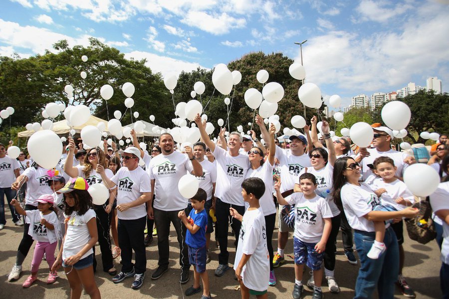 A conscientização da população para o combate à violência contra a mulher foi tema da caminhada da Campanha Nacional de Justiça pela Paz em Casa, da qual participou o governador Rodrigo Rollemberg, no Parque de Águas Claras; o projeto estabelece ações de apoio às mulheres vítimas de violência doméstica; entre as propostas, está o apoio da mulher no âmbito do sustento da família, mas, de acordo com Rollemberg, "o que vai gerar os resultados mais expressivos é a consciência da população”; a iniciativa é do Tribunal de Justiça do Distrito Federal e conta com o apoio do governo de Brasília
 