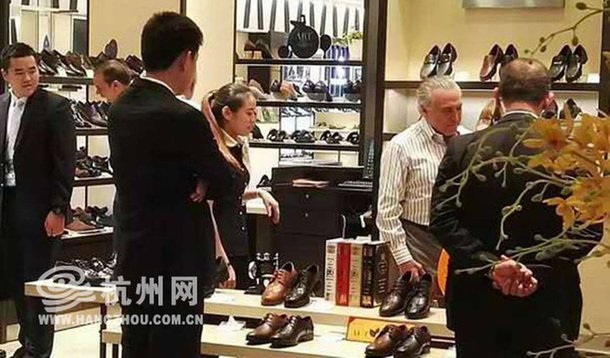 Setor calçadista brasileiro não gostou de saber que Michel Temer comprou um par de sapatos chineses durante sua viagem ao país asiático; o presidente da Associação Brasileira das Indústrias de Calçados (Abicalçados), Heitor Klein, disse que irá enviar gratuitamente um par de calçados "made in Brasil" a Temer "para que ele possa verificar a qualidade"; Temer também comprou por lá um cachorro eletrônico; o setor de calçados e de brinquedos são fortemente prejudicados pela concorrência chinesa