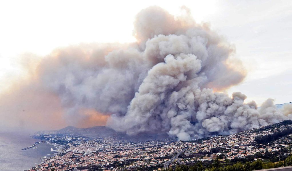Calor e os fortes ventos registrados nos últimos dias têm contribuído para o alastramento dos focos de incêndio de maneira devastadora, no Funchal, capital do arquipélago da Madeira; de acordo com a Autoridade Nacional de Proteção Civil (ANPC), 13 graves ocorrências de incêndio no continente foram registradas até as 12h (horário local) de hoje (10). Há ainda 121 ocorrências de incêndios rurais e 541 ocorrências em aberto; no Funchal, principal cidade da Ilha da Madeira, foram registradas três mortes e dois hospitais foram evacuados; mais de mil pessoas deslocadas em função dos incêndios