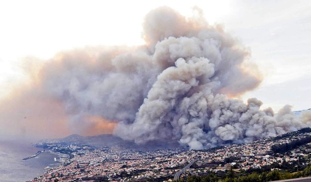 Calor e os fortes ventos registrados nos últimos dias têm contribuído para o alastramento dos focos de incêndio de maneira devastadora, no Funchal, capital do arquipélago da Madeira; de acordo com a Autoridade Nacional de Proteção Civil (ANPC), 13 graves ocorrências de incêndio no continente foram registradas até as 12h (horário local) de hoje (10). Há ainda 121 ocorrências de incêndios rurais e 541 ocorrências em aberto; no Funchal, principal cidade da Ilha da Madeira, foram registradas três mortes e dois hospitais foram evacuados; mais de mil pessoas deslocadas em função dos incêndios