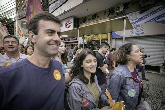 Em nota oficial, PT e PSTU oficializaram o apoio a Marcelo Freixo, do PSOL, na disputa pela prefeitura do Rio de Janeiro no segundo turno. O diretório municipal do Partido dos Trabalhadores afirmou "apoio incondicional" ao candidato; Rede, por sua vez, ainda não oficializou apoio à candidatura de Marcelo Freixo, o que deve ser feito em breve em uma reunião com o psolista; durante evento do partido, o senador Randolfe Rodrigues fez um discurso animado; "Que esta primavera que você, Freixo, inaugurou aqui no Rio se expanda para todo o Brasil com a tua vitória", disse; PSDB e PMDB divulgaram que não irão apoiar candidatos no segundo turno