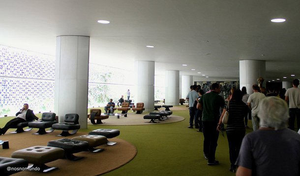 No início da tarde desta segunda-feira, 17, o Salão Verde da Câmara ficou interditado para que a Polícia Legislativa fizesse uma varredura a fim de verificar a existência de algum artefato explosivo no local; policiais chegaram a evacuar o local, retirando jornalistas, visitantes e funcionários da Câmara; operação durou cerca de 15 minutos, mas nada foi encontrado