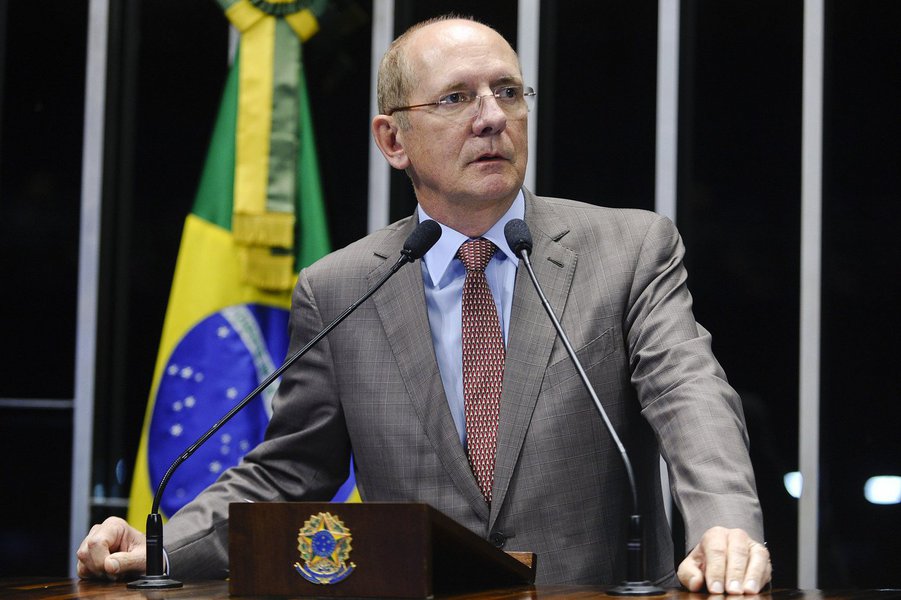 Suplente do senador Cássio Cunha Lima (PSDB-PB), o empresário José Gonzaga Sobrinho (PSDB-PB) tomou posse, na tarde desta quinta-feira para cumprir 120 dias de mandato; neste período, Cunha Lima estará licenciado para tratamento de saúde; natural de Campina Grande, na Paraíba, Gonzaga Sobrinho, de 59 anos, foi diplomado e fez juramento de defesa da Constituição brasileira no plenário do Senado para ser empossado
