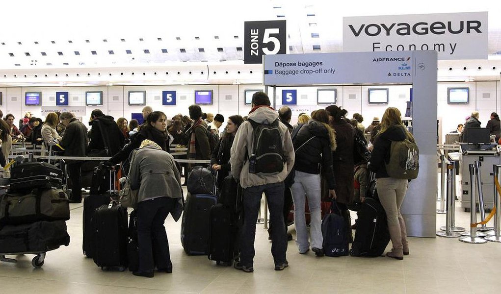 Sindicatos dos controladores aéreos franceses convocaram a décima segunda greve em 13 semanas; principal sindicato da aviação civil disse que a greve reivindica a retirada total da reforma laboral, contestada desde meados de fevereiro; 