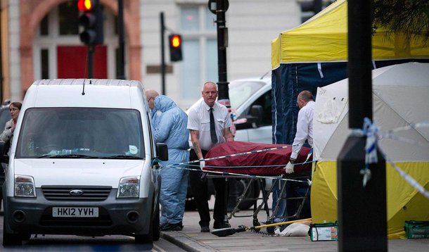 A polícia armada foi chamada às 22h33 (horário local) desta quarta-feira, após um homem começar a atacar pessoas com uma faca na Russell Square, em Londres, um parque próximo ao local de um ataque suicida em 2005; "Indícios preliminares sugerem que doença mental foi um fator neste ataque terrível", disse o comissário assistente da Polícia Metropolitana de Londres, Mark Rowley